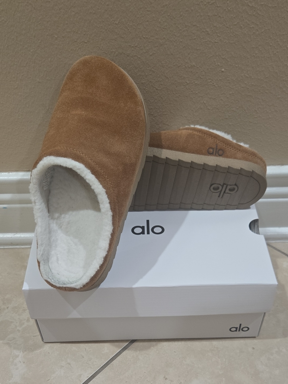Alo Yoga Recovery Slippers Saddle Colored Mens 6 / Womens 8 GUC